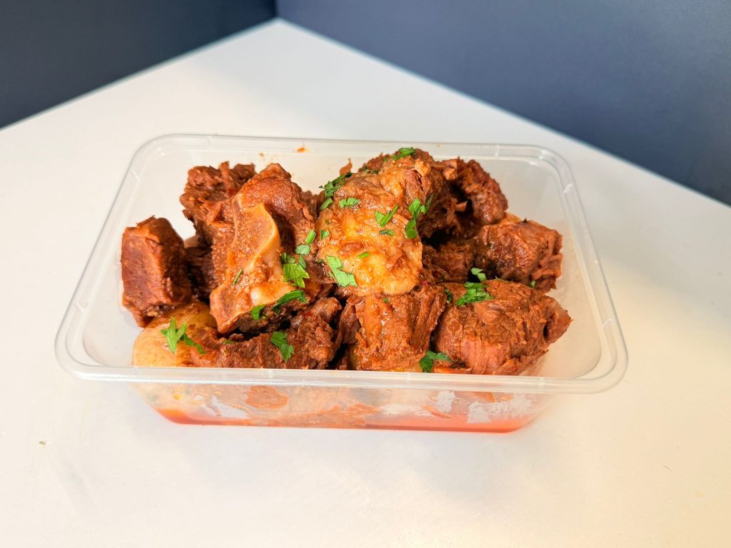 Cabra en Salsa Con papas arrugadas