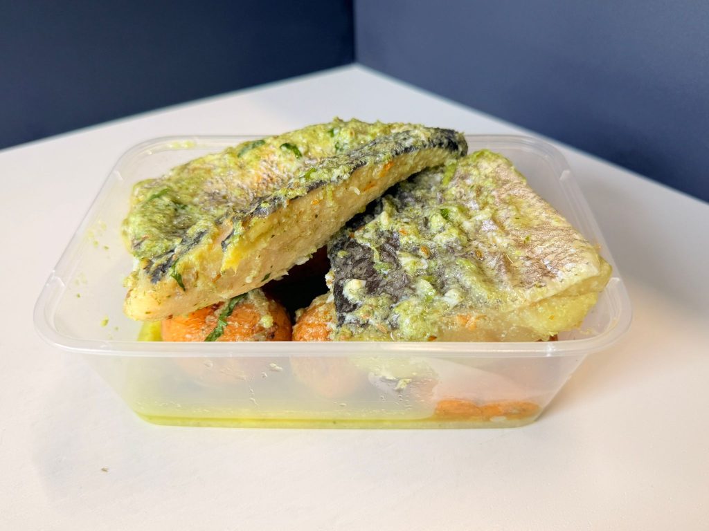 Merluza con mojo verde y papas arrugadas