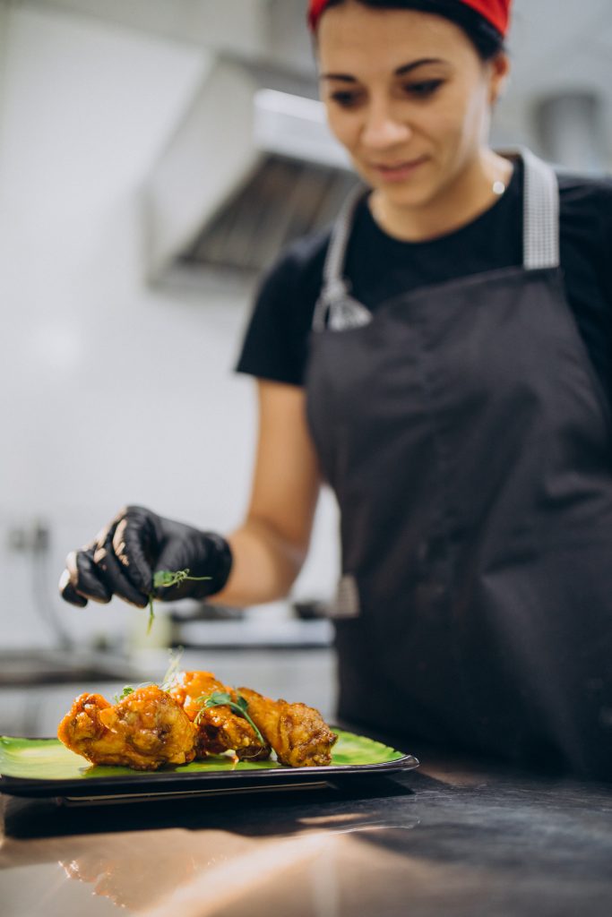 cocinera en la cocina de un cafe